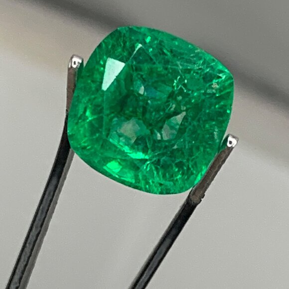 Emerald Green Gemstone loose - Picture 7 of 12